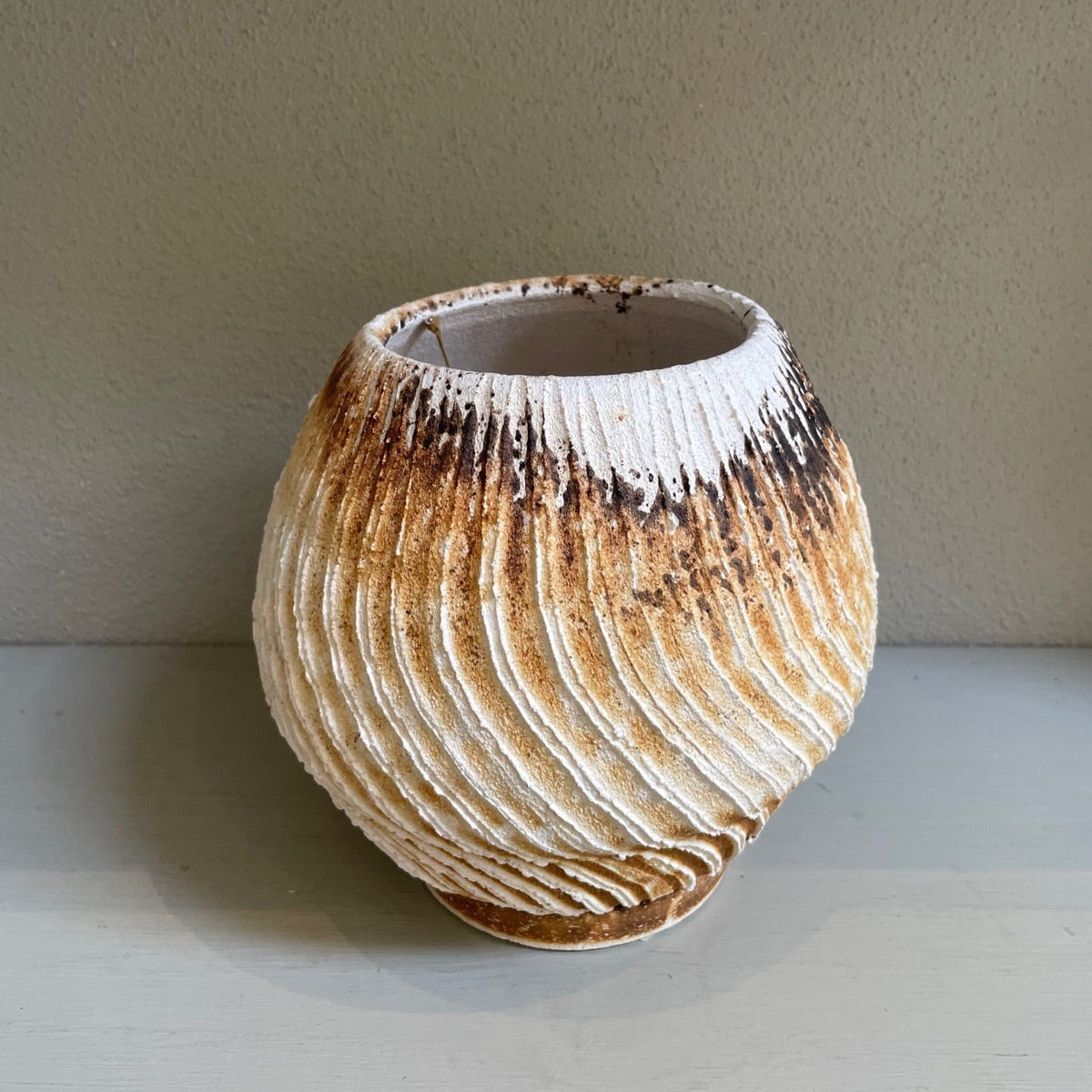 Swirly Round Obvara Vase