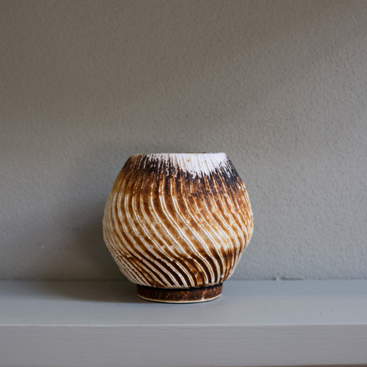 Swirly Round Obvara Vase